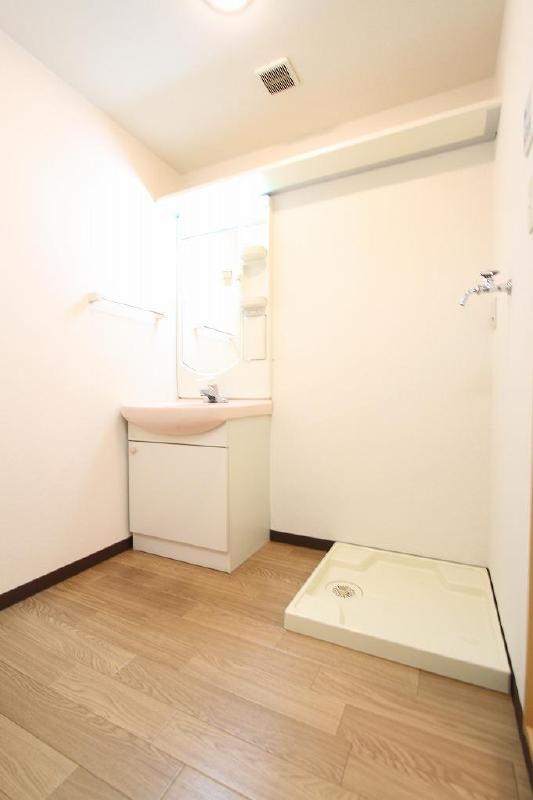 Washroom. Wide dressing room ・ bathroom Busy morning is also convenient to get dressed