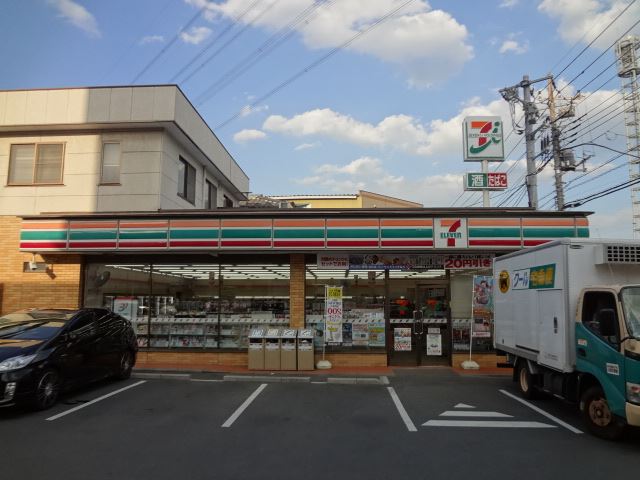 Convenience store. 720m to Seven-Eleven (convenience store)