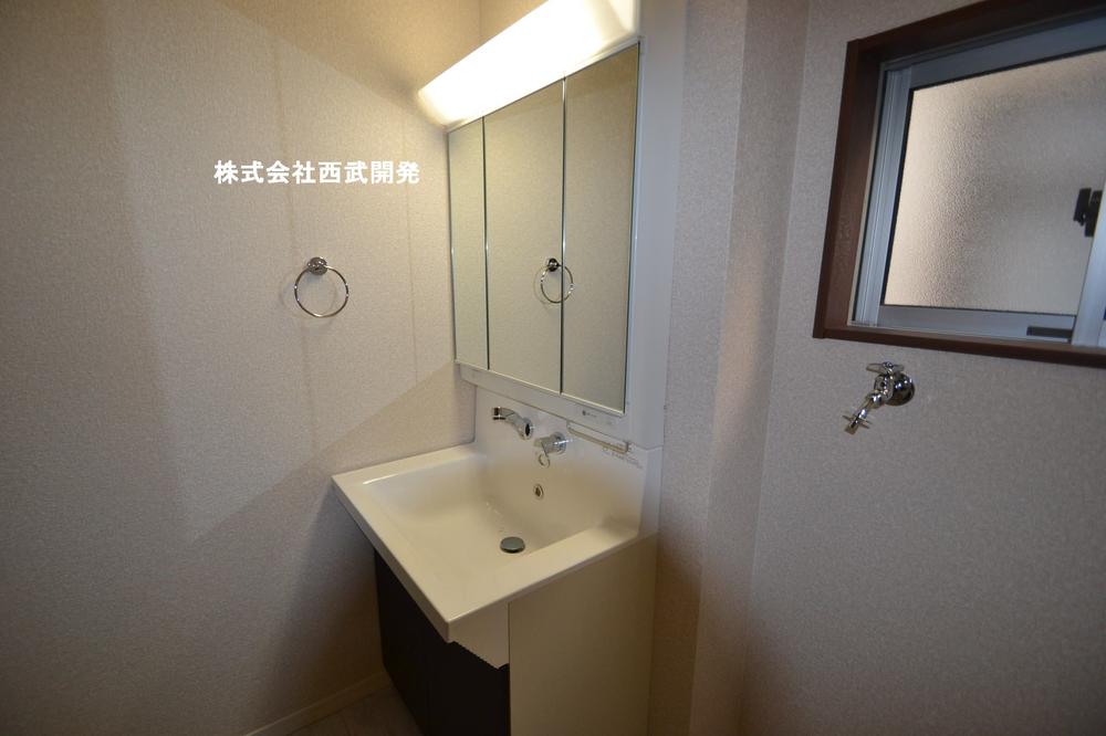 Wash basin, toilet. Indoor (10 May 2013) Shooting