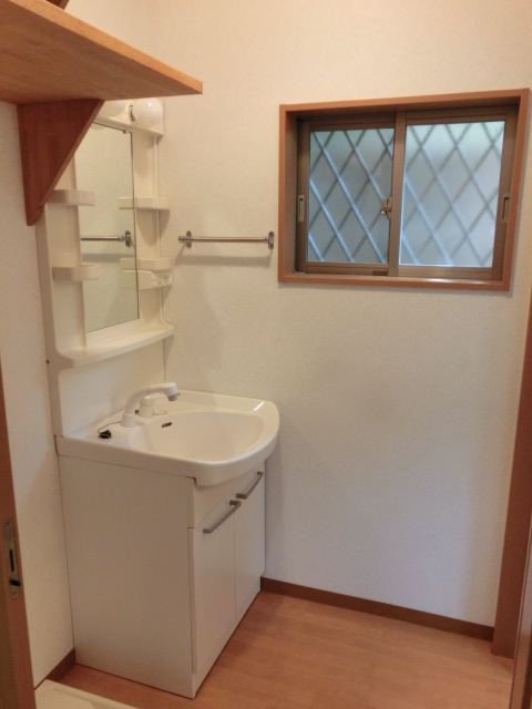 Washroom. Easy-to-use with shampoo dresser.