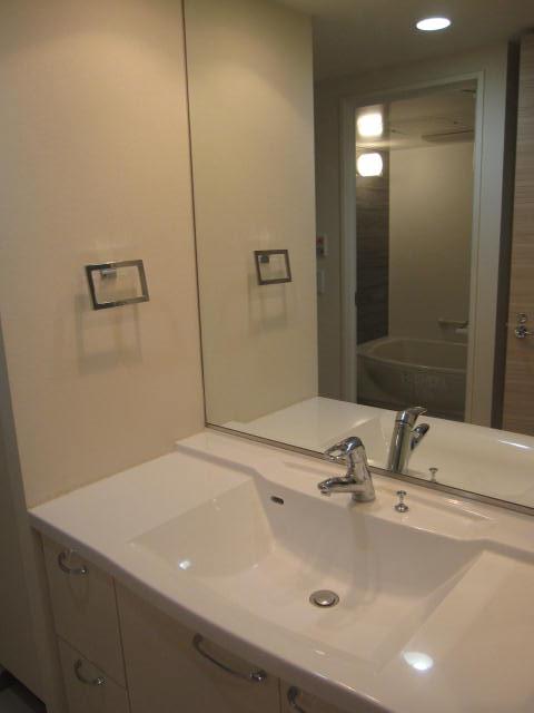 Wash basin, toilet. Indoor (12 May 2013) Shooting