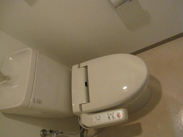 Toilet. Indoor (12 May 2013) Shooting