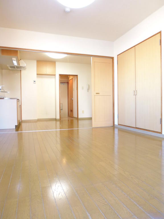 Other room space. There is a feeling of cleanliness in the room