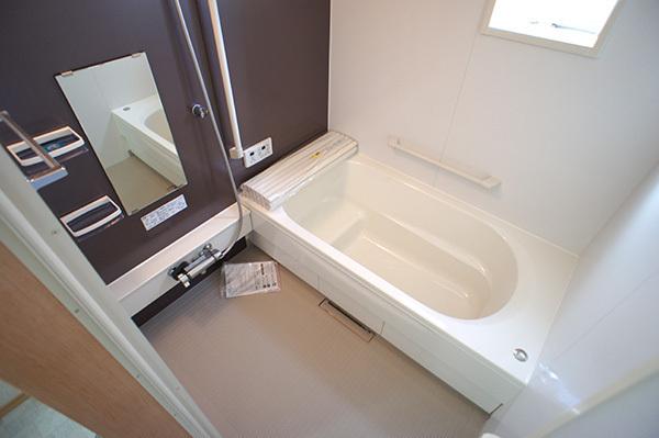 Bathroom. Light full bathroom in which the white tones