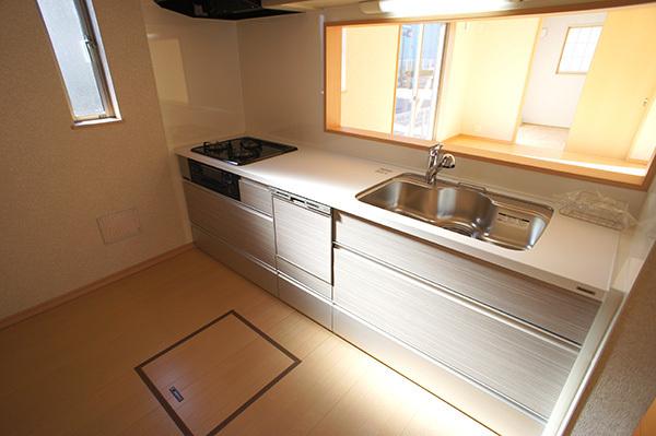 Kitchen. Face-to-face kitchen where you can enjoy a conversation with your family, even while cooking