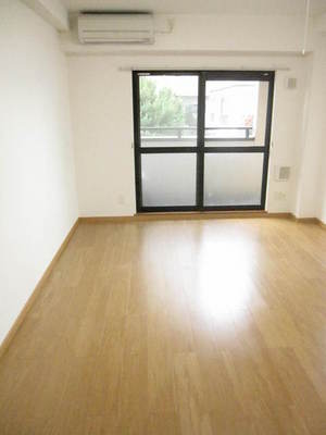 Living and room. Bright grain of the flooring is also coordinated with the furniture is ◎