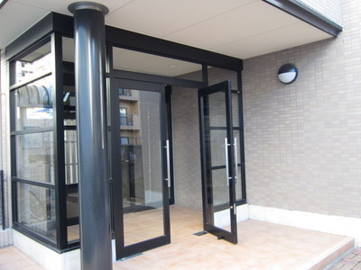 Entrance. Peace of mind at UP in the auto-lock with