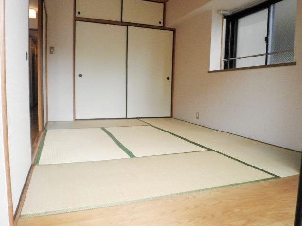 Living and room. Separate reference is a picture