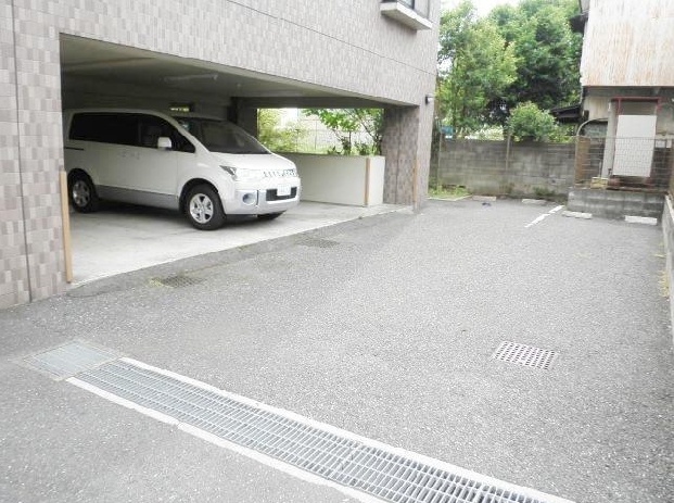 Parking lot. Parking is easy on-site parking