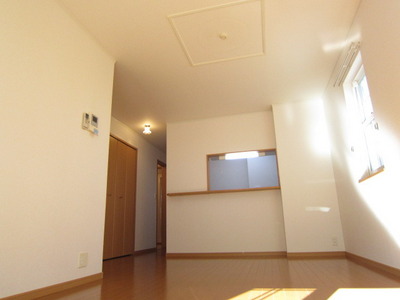 Living and room. Easy-to-use face-to-face kitchen