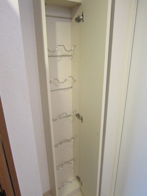 Receipt. Entrance of the storage You can use up to ceiling full