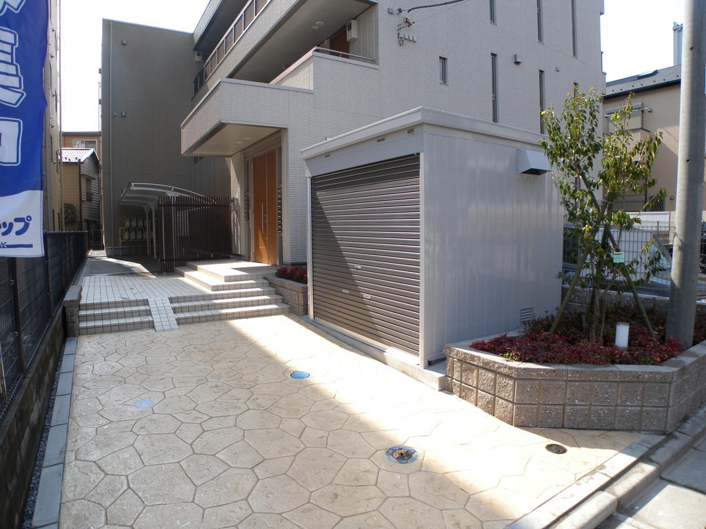 Other common areas. Private on-site trash stocker