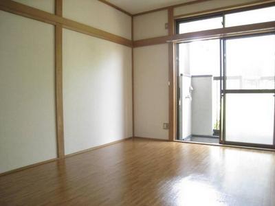 Living and room. Also available by connecting the Western and Japanese-style