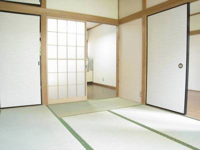Living and room. Also available by connecting the Western and Japanese-style