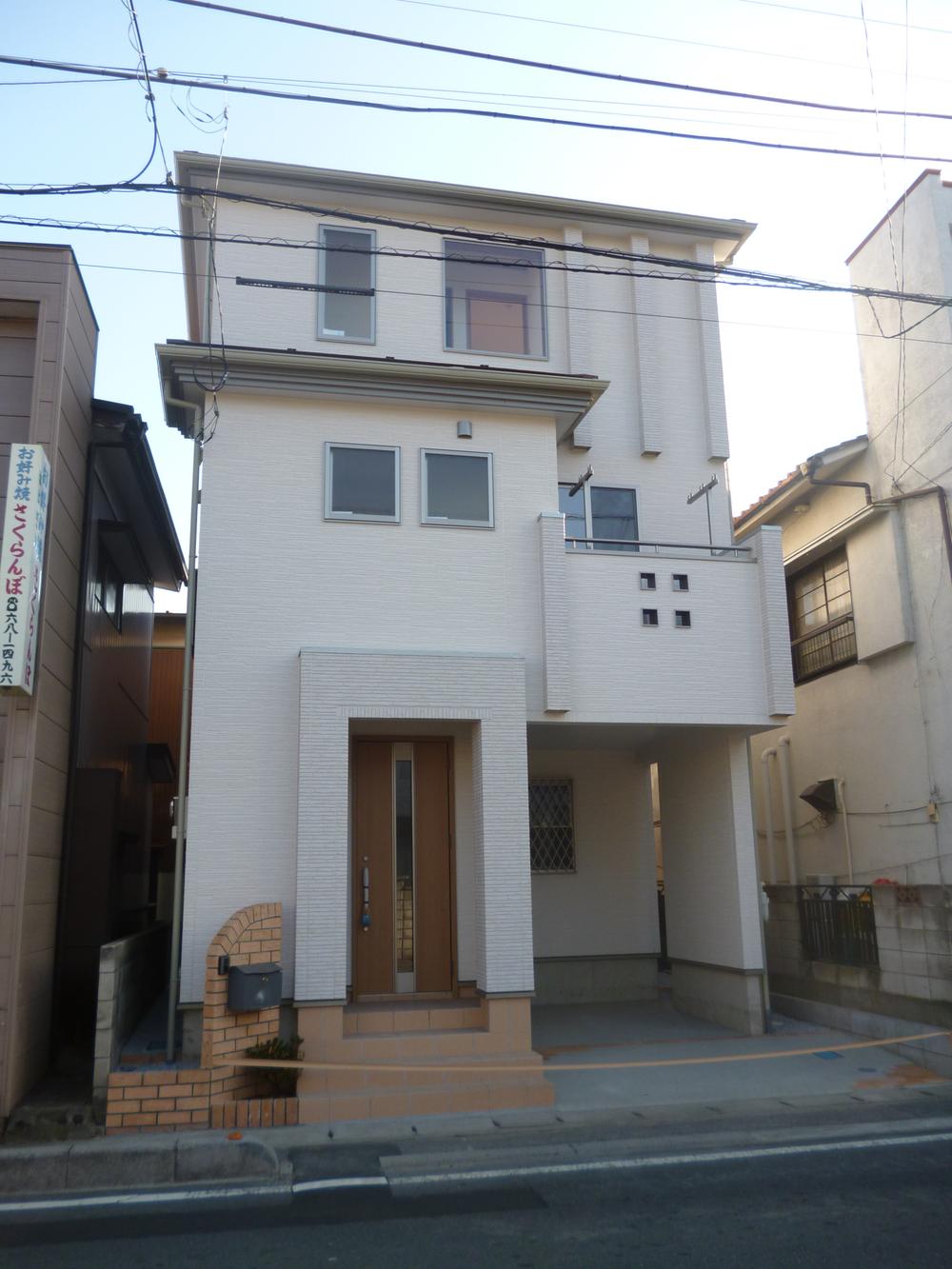 Local appearance photo. Local (12 May 2013) Shooting