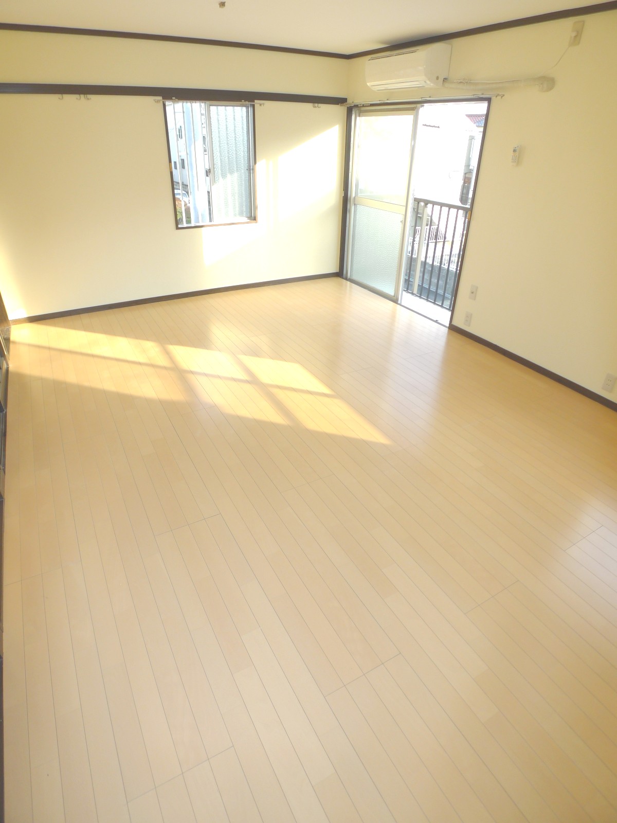 Living and room. Spacious 12 Pledge