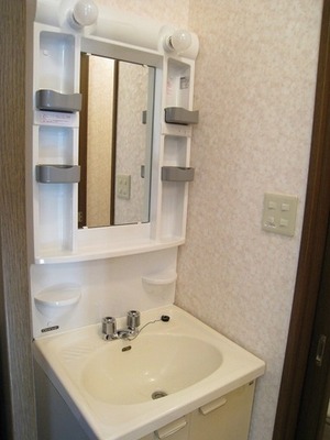 Washroom. Valuable independent wash basin in the 1K!