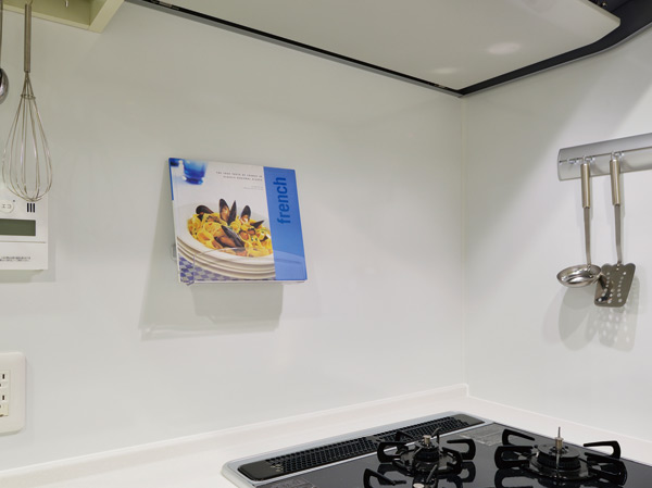 Kitchen.  [Enamel panel] Stove around adopt an easy-enameled panels and to clean. You can dish while looking at the recipe because the magnet is attached.