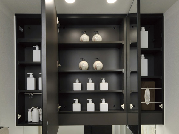 Bathing-wash room.  [Back with storage triple mirror] The back of the easy-to-read three-sided mirror, Space cosmetics, etc. can be refreshing storage. Also provided under cabinet lights, I consider the ease of use.