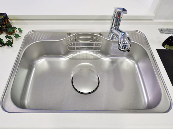 Kitchen.  [Bass sink] Stainless steel sink which has been subjected to static sound processing to reduce the water wings of sound and drainage sound was adopted.
