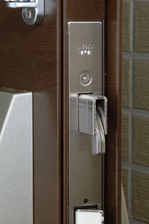 Security.  [Sickle dead lock] Bar was using, for example, forced open, etc., It has adopted a sickle dead lock that can be asserted against a variety of external force against the door head.