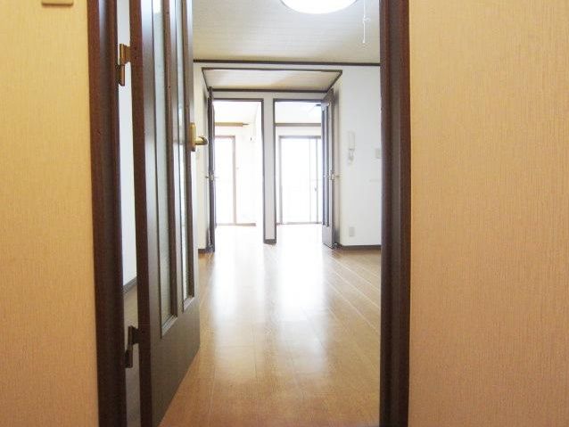Entrance. Spacious room with depth. 
