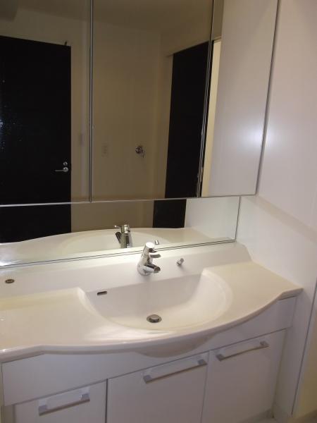 Wash basin, toilet