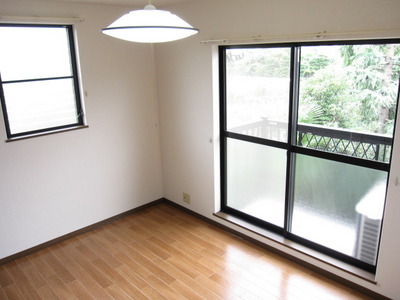 Living and room. It is a corner room