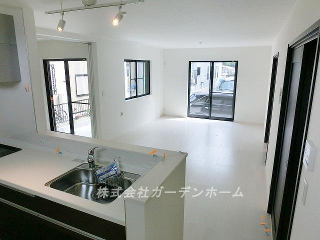 Living.  ■ Wider family of smile in the bright living room ■ 