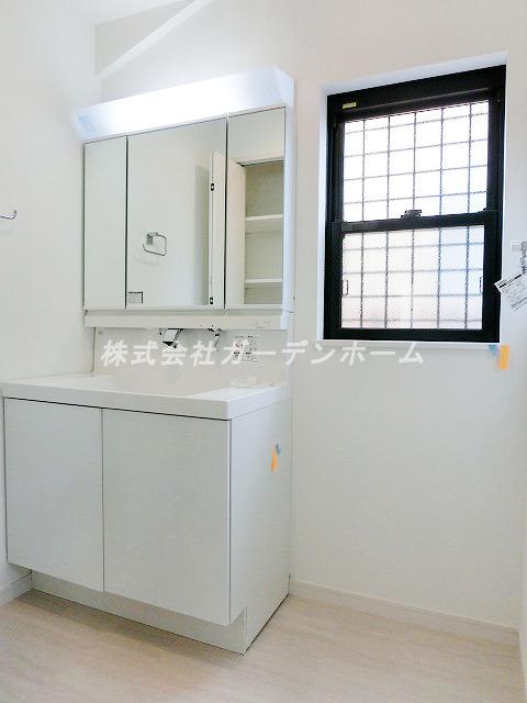 Wash basin, toilet.  ■ Independent wash basin indispensable for grooming ■ 