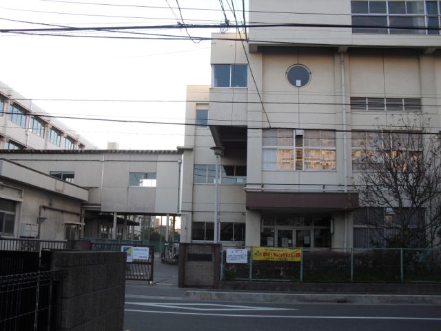 Primary school. 590m up to municipal Iizuka elementary school (elementary school)