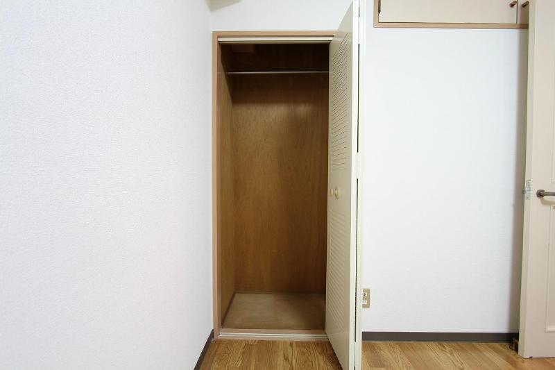 Receipt. There is storage space in each room