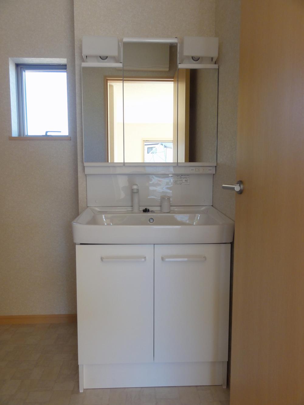 Wash basin, toilet. Shampoo dresser