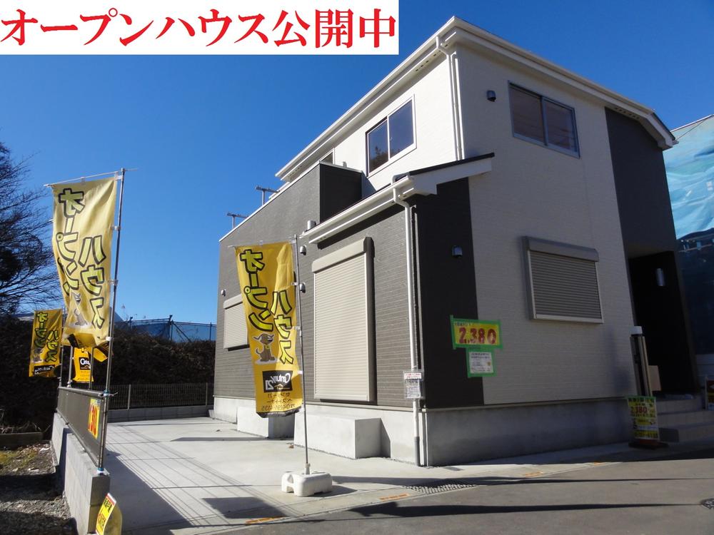 Local appearance photo. Site 33 pyeong Car space two Allowed Zenshitsuminami direction Walk-in closet With bathroom heating dryer ※ We building completed. You can preview any time