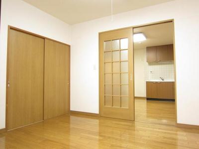 Living and room. Bright room facing the balcony