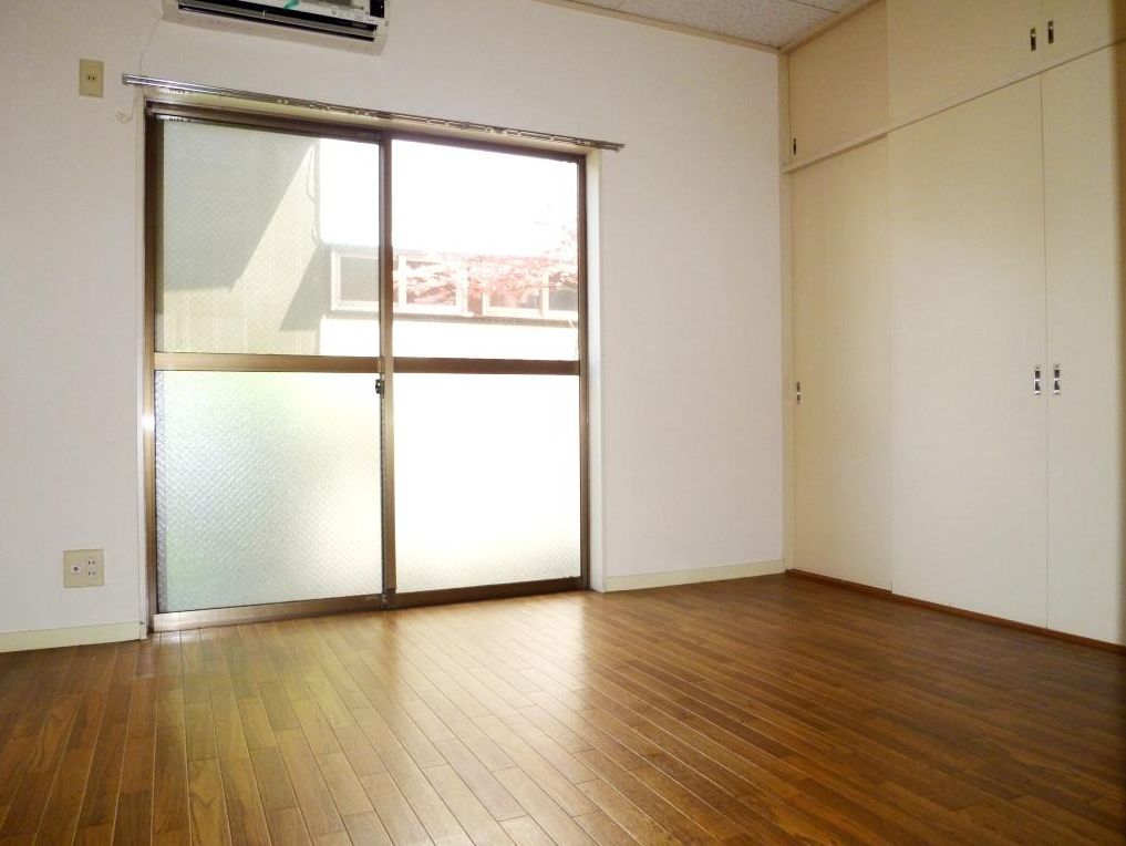 Living and room. Other Room No. reference photograph.