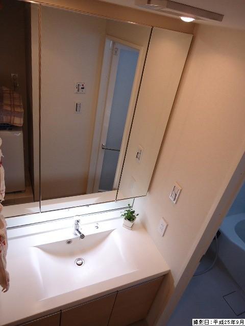 Wash basin, toilet. Indoor (September 2013) Shooting