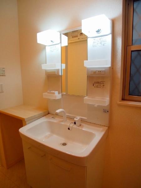 Wash basin, toilet. Washbasins large bowl is easy to use