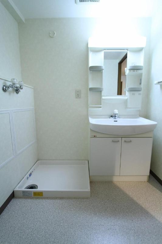 Washroom. Large independent wash basin Care is also a breeze