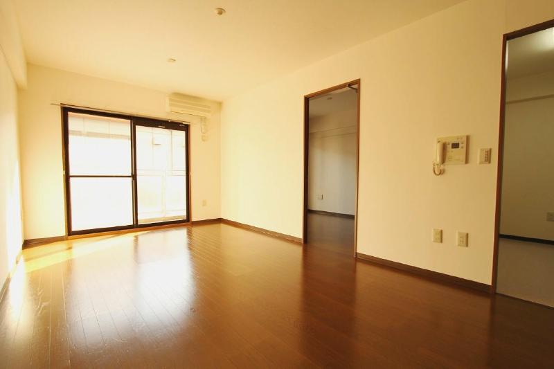 Living and room. Room to enter comfortably the sun on the south-facing