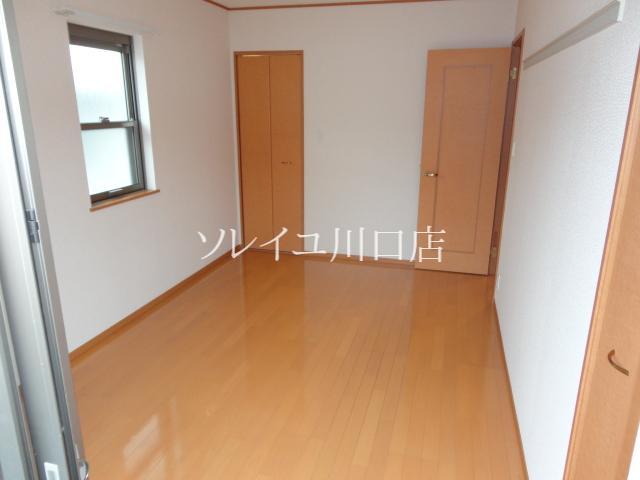 Living and room. It is with a window of the room