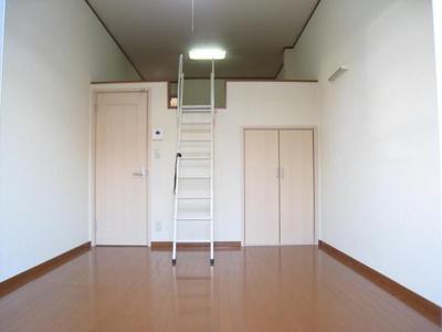 Living and room. 7.9 Pledge of spacious rooms