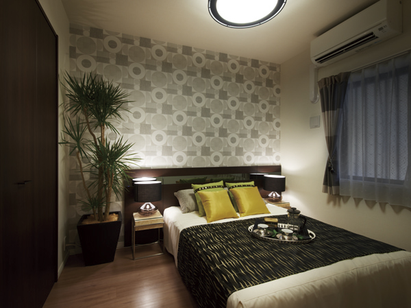 Installing a storage capacity abundant walk-in closet in the master bedroom with a calm master bedroom