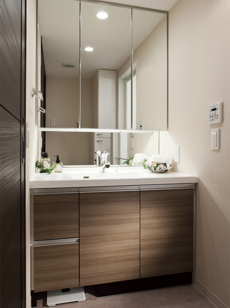 Bathing-wash room.  [Powder Room] That small children can use, Also placed a mirror under the three-sided mirror. The amount of water in a single lever ・ Powder room that was adopted as the mixing faucet with a single lever shower temperature can be adjusted. (Model Room D type ・ Model room plan ※ Some including paid option)