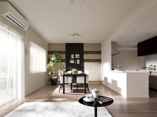 Living.  [living ・ dining] All mansion southeast ・ Southwestward. 60 sq m stand ~ 90 sq m stand ・ 2LDK ~ 4LDK ・ Wide span center. I feel the sun-drenched from the south, Life of the family is wrapped in comfort. (Model Room D type ・ Model room plan ※ Some including paid option)