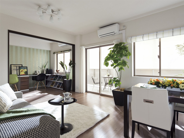 Living.  [living ・ dining] Adopt a movable partition to the LD and Western-style door. Such as the spacious space to open the partition, To suit your lifestyle, You can change the flexible. (Model Room D type ・ Model room plan ※ Some including paid option)