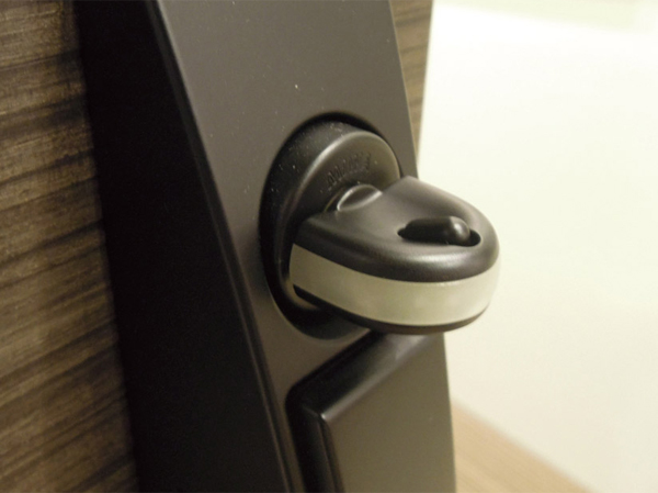 Security.  [Crime prevention thumb turn] It corresponds to the thumb turn turning. As hard turn be hooked with a tool, It is method to turn Squeeze the switch button. (Same specifications)
