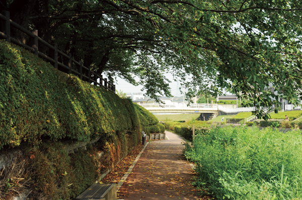 Building structure. Familiar is moisture of the green and the waterside "Shibakawa" (about 80m ・ 1-minute walk)