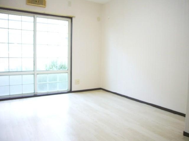 Living and room. Good bright room of per yang