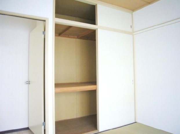 Receipt. Storage is equipped with upper closet